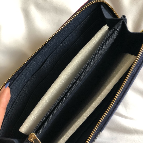 Authentic Tommy Hilfiger Wallet - Picture 4 of 4